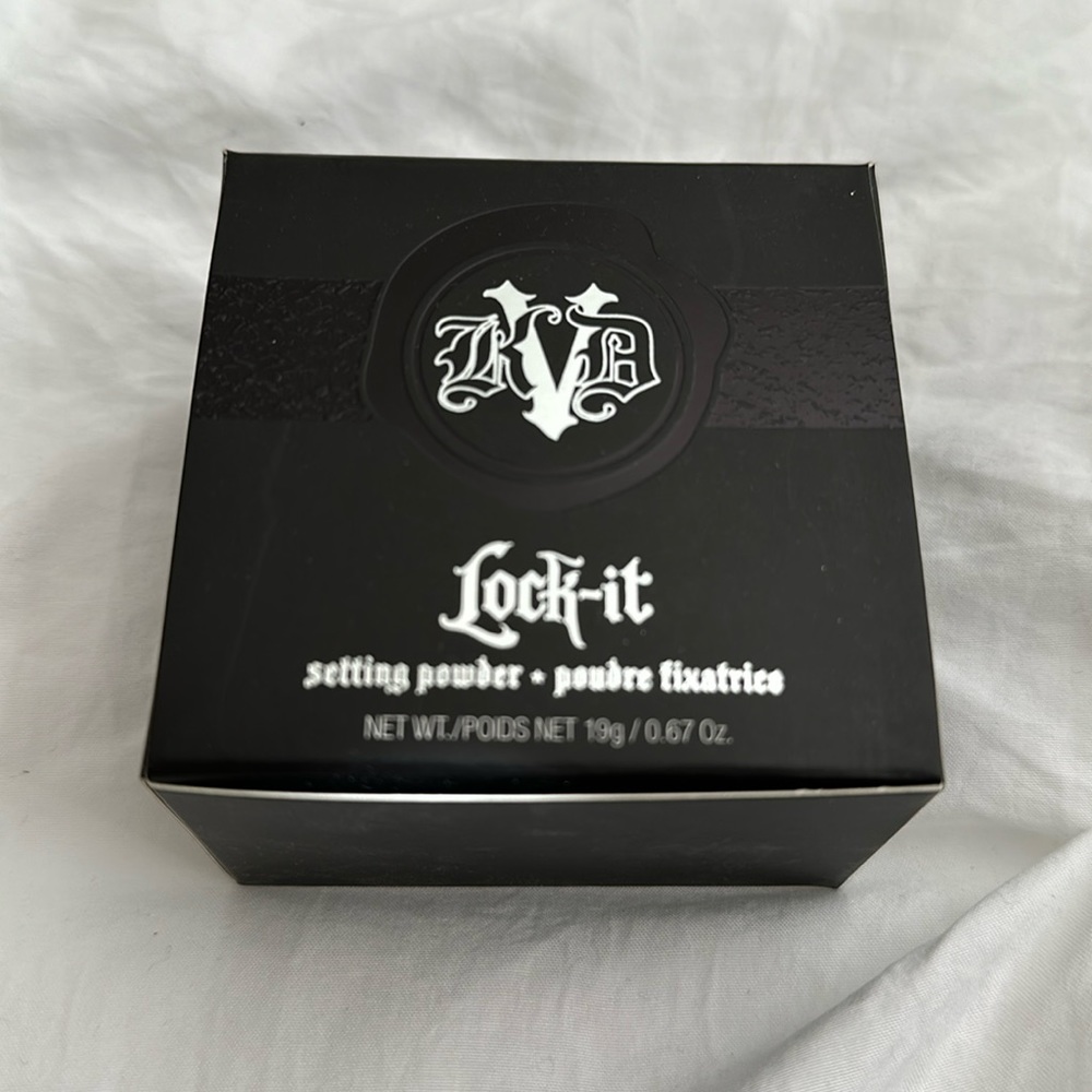 LOCK-IT  setting powder by KatVonD  NET WT./ 19g/0.67Oz.